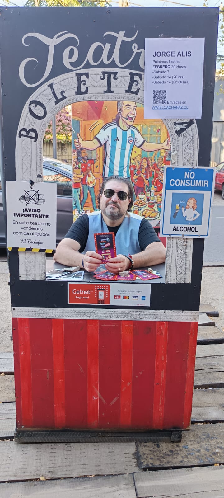 Leo Pérez en la boletería del Teatro El Cachafaz