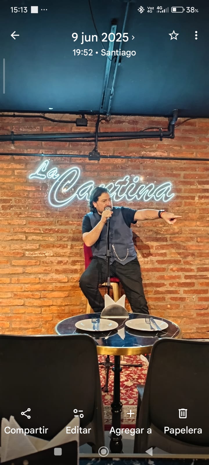 Leo Pérez en Bar La Cantina con micrófono