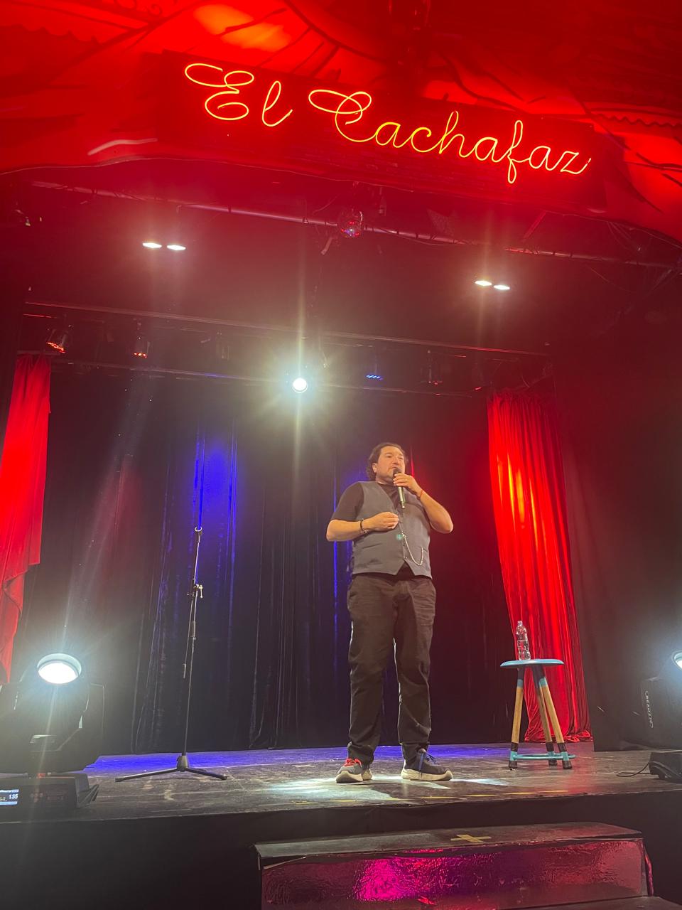 Leo Pérez en bar nocturno